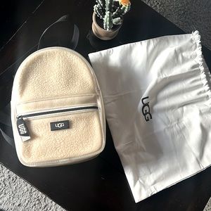 UGG back pack !!! ✨✨ with original duster